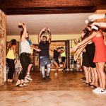 Trainer tanzen mit Restaurant Crew auf Sardinien