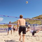 Teilnehmende spielen Beachvolleyball auf Sylt