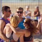 Teilnehmende umarmen sich und freuen sich im Beachvolleyball Camp