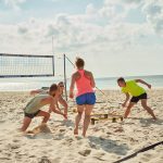 Teilnehmende spielen Spike Ball am Strand von Wenningstedt, Sylt