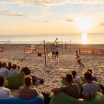 Teilnehmende schauen Beachvolleyball Showmatch am Strand von Wenningstedt