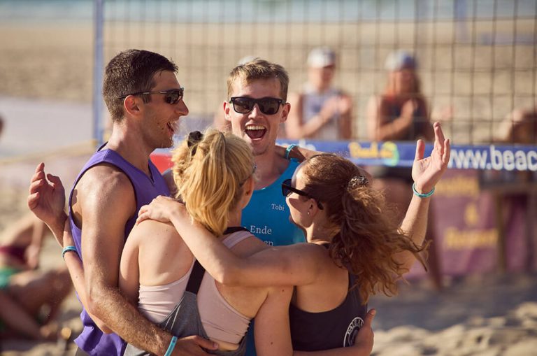 Teilnehmende im People 'n Play Camp freuen sich