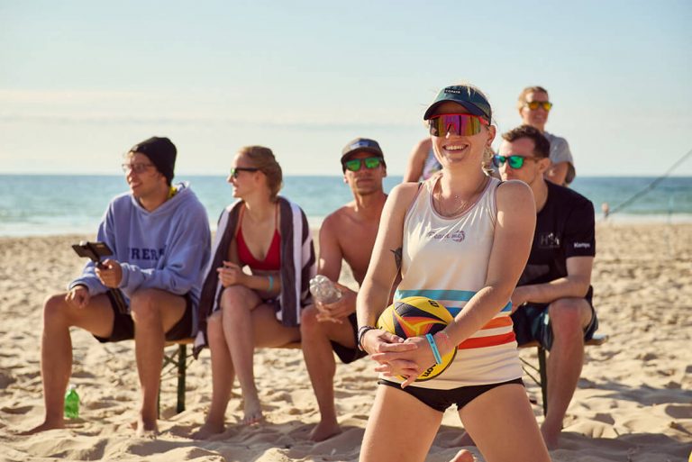 Trainerin und Teilnehmende lachend beim People 'n Play Camp auf Sylt