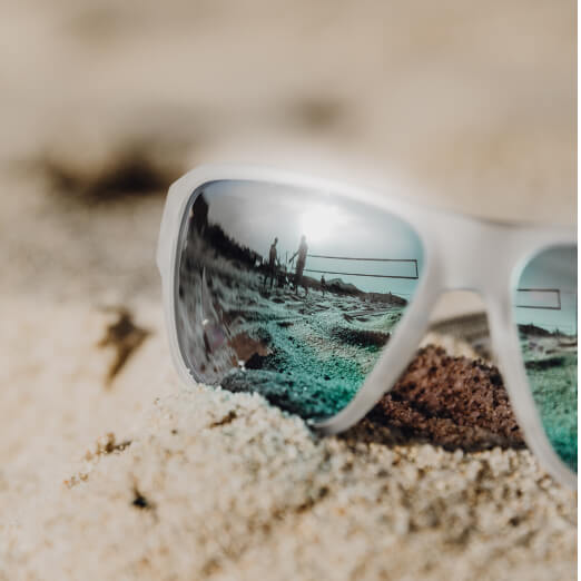 Beachvolleyball Brille liegt im Sand