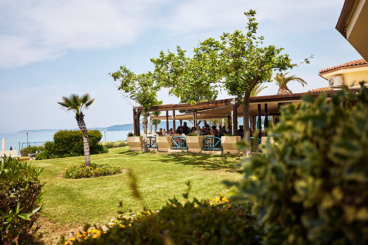 Blick durch den Hotelgarten auf die Terrasse in Chalkidiki