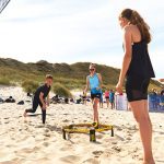 Teilnehmende des Kids 'n Youth Beachvolleyball Camps auf Sylt spielen Spike Ball