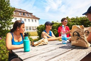 Teilnehmende essen ihr Lunchpaket auf Sylt