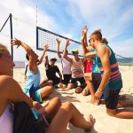 Teilnehmende des Beachvolleyball Camps auf Sylt machen die Beach me Schnecke