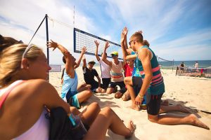 Teilnehmende des Beachvolleyball Camps auf Sylt machen die Beach me Schnecke