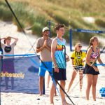 Teilnehmende des Beachvolleyball Camps beim Aufwärm-Spiel auf Sylt