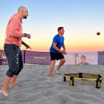 Teilnehmer des Beachvolleyball Camps spielen Spike Ball