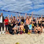 Gruppenfoto aller Teilnehmenden des Beachvolleyball Camps in Sierksdorf