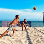 Zwei Teilnehmende spielen Beachvolleyball in Sierksdorf