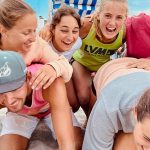 Teilnehmende des Beachvolleyball Camps in Sierksdorf lachen
