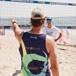 Trainer Mischa Urbatzka erklärt Beachvolleyball