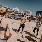 Trainer erklärt Beachvolleyball in Portugal