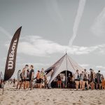Teilnehmende am Zelt im Beachvolleyball Camp