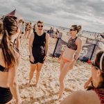 Teilnehmerinnen lachen im Beachvolleyball Camp