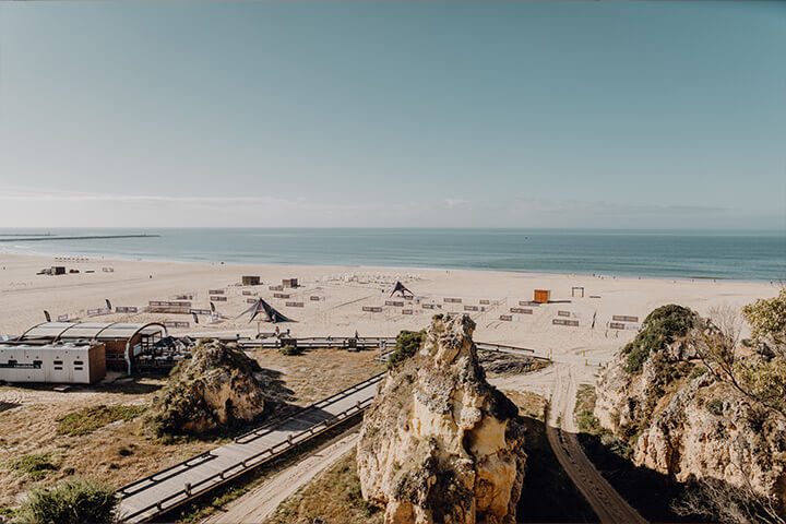 Blick auf Beachvolleyballfelder am Praia da Rocha