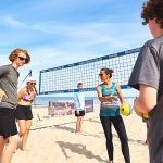 Trainerin erklärt Beachvolleyball am Strand von Sylt