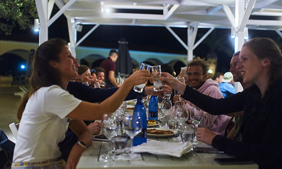 Gemeinsames Abendessen im Beachvolleyball Camp Griechenland