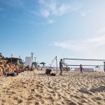 Blick auf Beachvolleyballfeld am Strand von Possidi