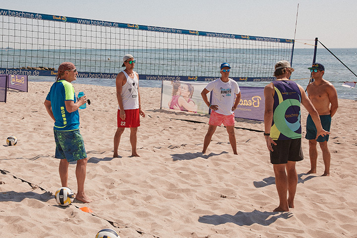 Trainer Mischa Urbatzka erklärt Beachvolleyball