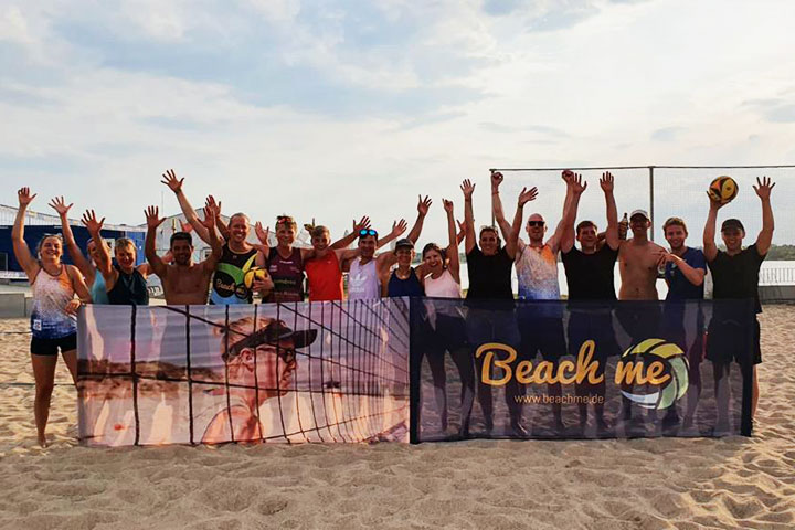 Group at beach volleyball camp in Leipzig cheers
