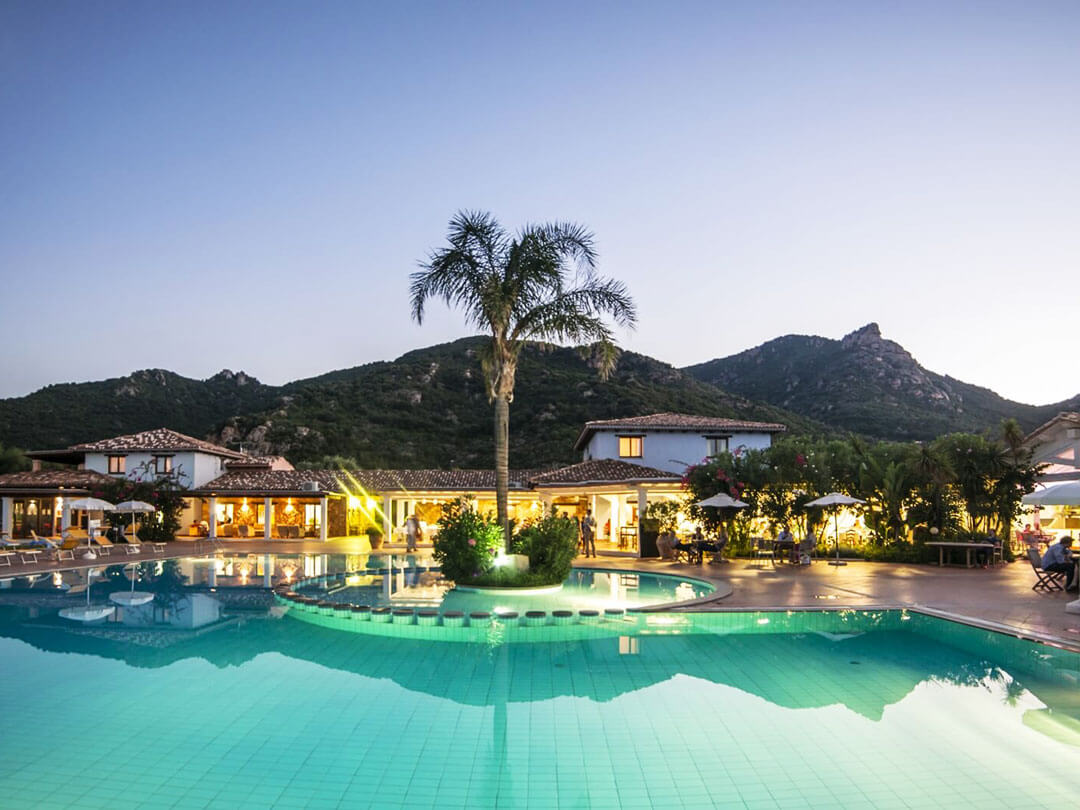 Vista da piscina do Perderper Resort ao fim da tarde